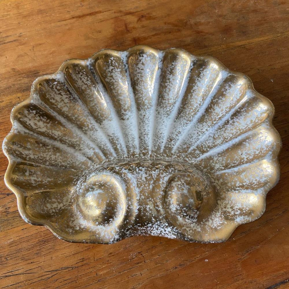 Vintage Ceramic Gold Specked Clam Soap Dish